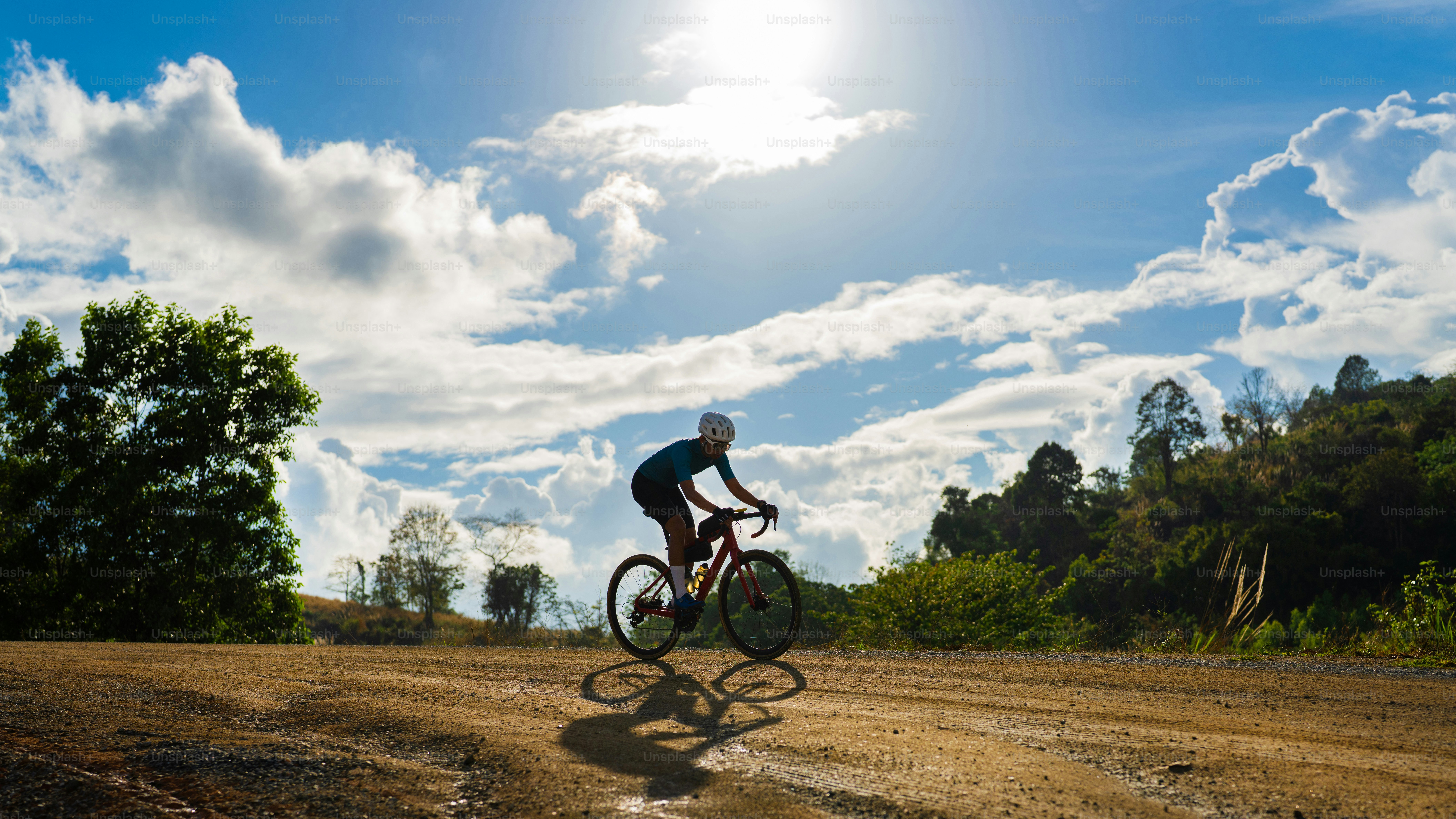 Ciclistas praticando em estradas de cascalho