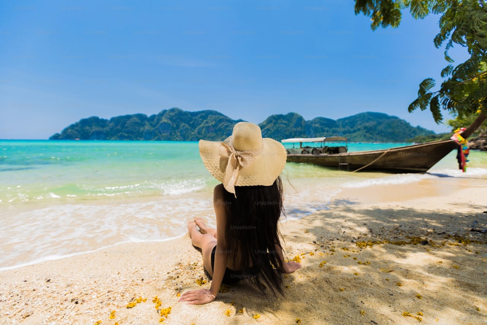 ピピ島のビーチに座っているアジアの女性。クラビ, タイ