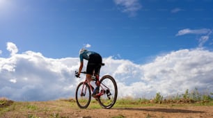 Cyclistes pratiquant sur des routes de gravier