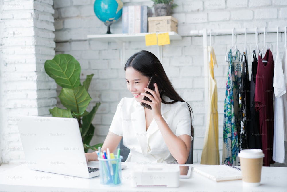 Online salesman Explain to customers on the phone.