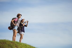 Zaino delle donne asiatiche scattare una foto alla montagna