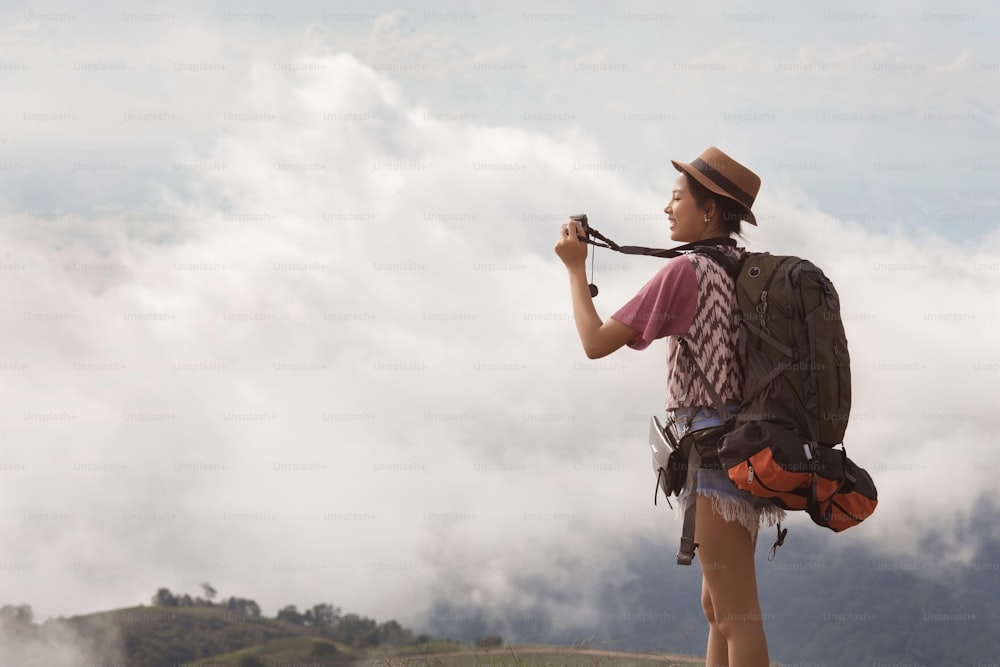 バックパックを旅する女性は、写真の朝の霧。彼女は一人で旅行します