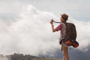 Mujer que viaja mochila su fotografía niebla matutina. Viaja sola