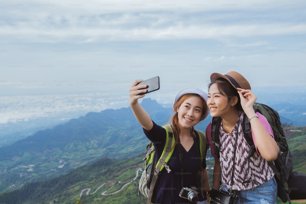 アジアの観光客は友達と自分撮りを楽しんでいます。彼らはフートゥベルクの山に来ました