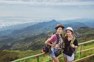 Los turistas asiáticos están disfrutando de la selfie con amigos. Han llegado a las montañas de Phu Tubberk