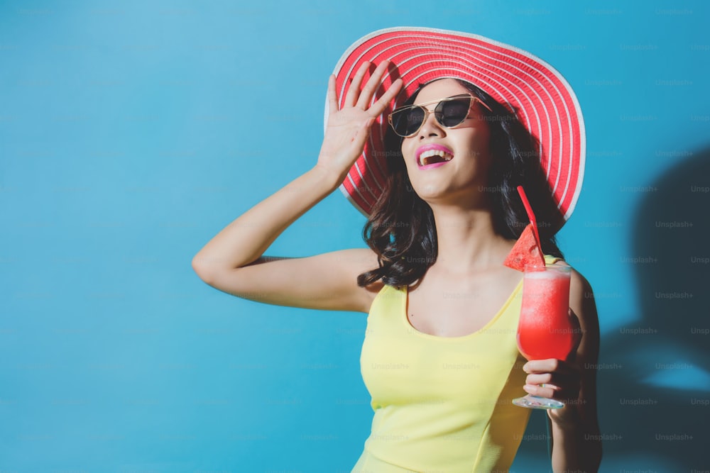 Frauen tragen Kleider. Sie trank Wassermelonen-Smoothie Im Sommer fühlt sie sich erfrischt.
