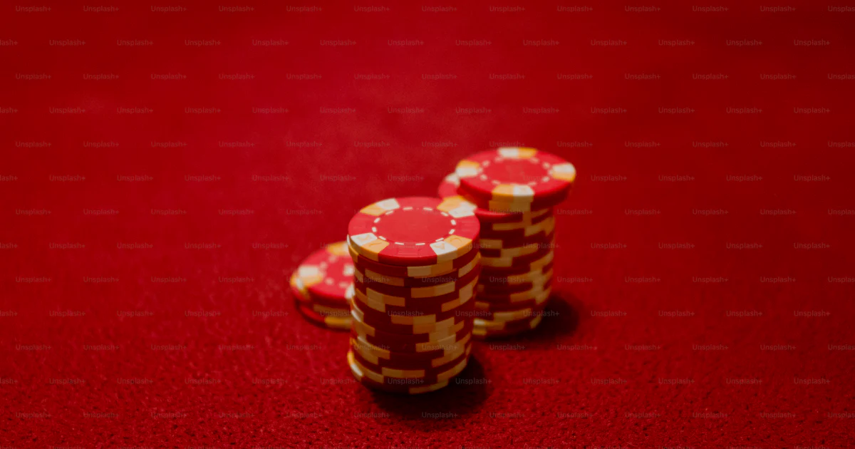 Jetons Rouges Quelques jetons de poker rouges et blancs photo – Jetons de poker Photo ...