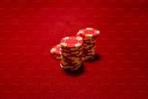 algumas fichas de poker vermelhas e brancas