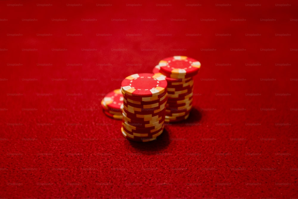 Algunas fichas de poker rojas y blancas
