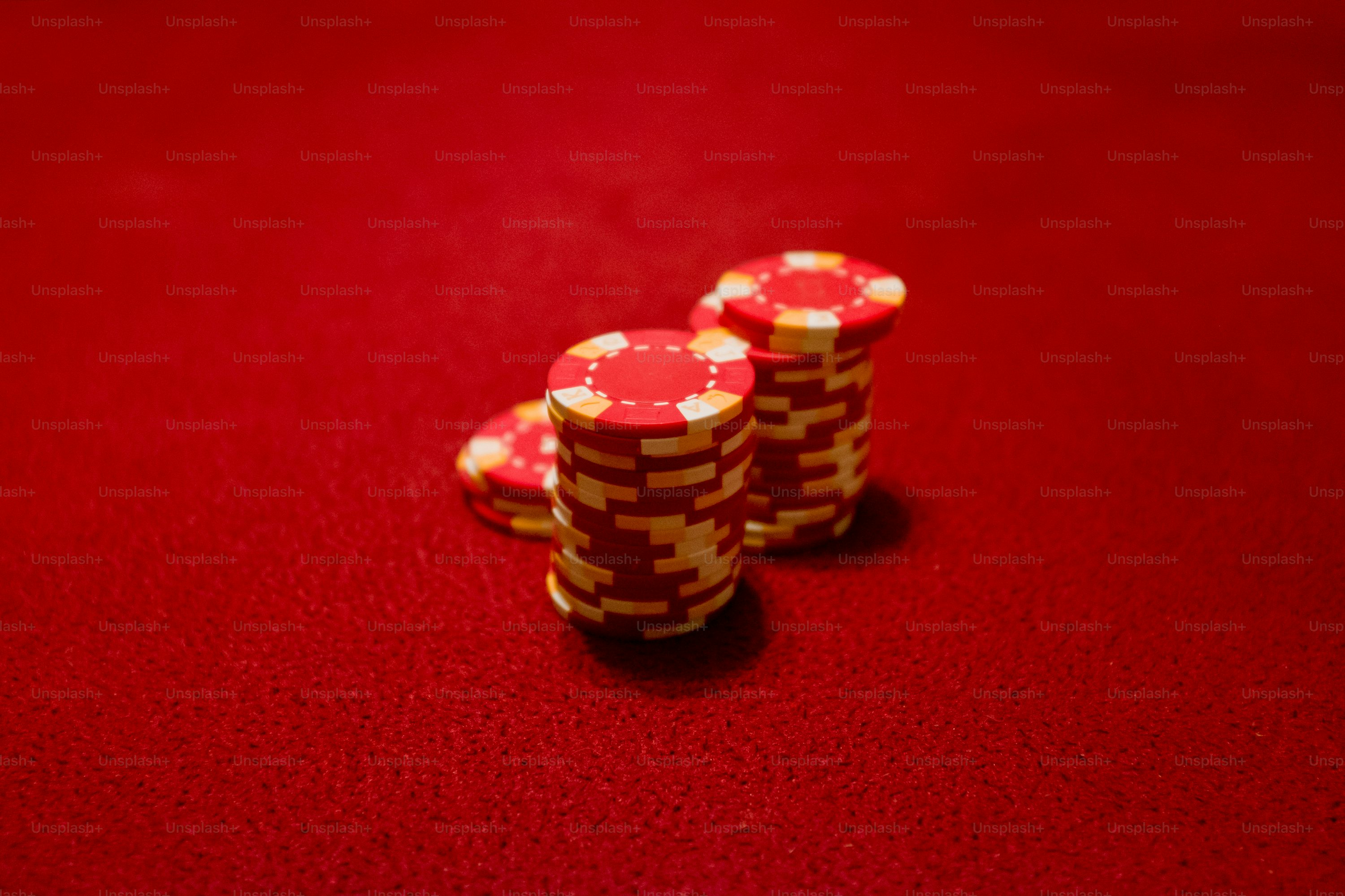 beberapa chip poker merah dan putih