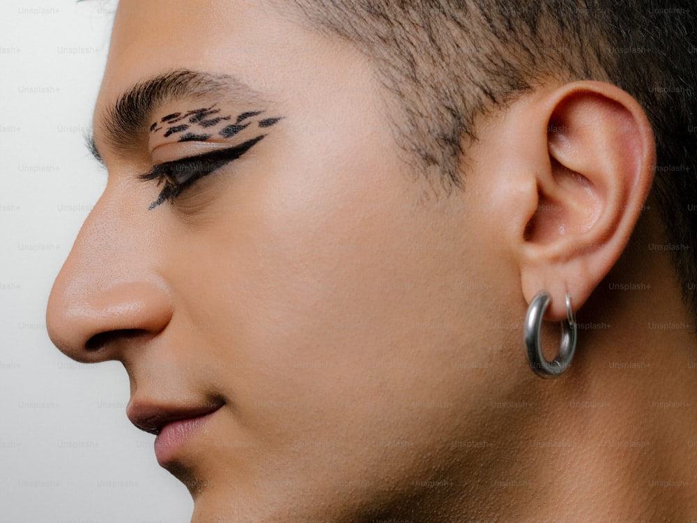 un homme avec un tatouage à l’oreille