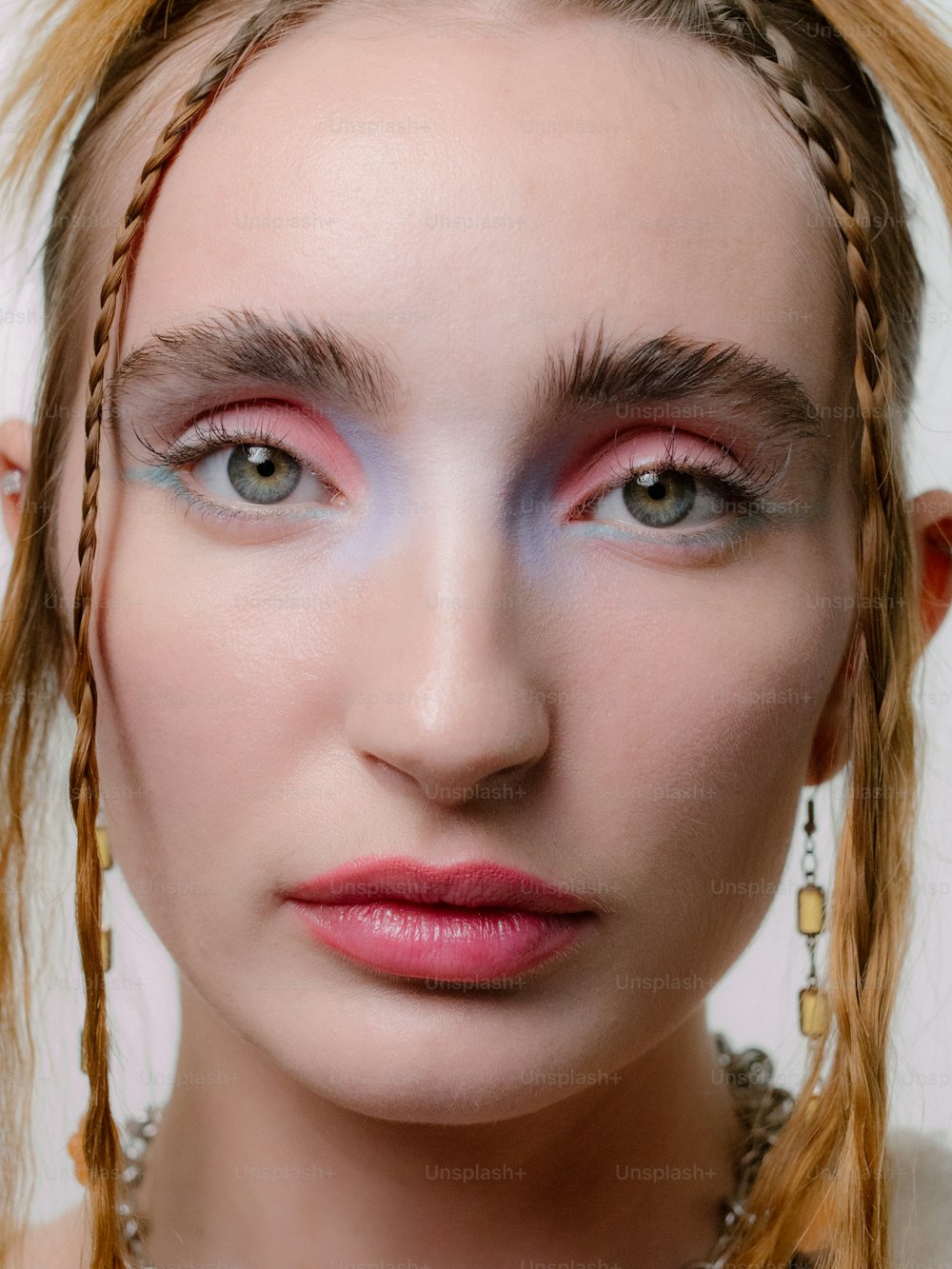 une femme aux cheveux roux