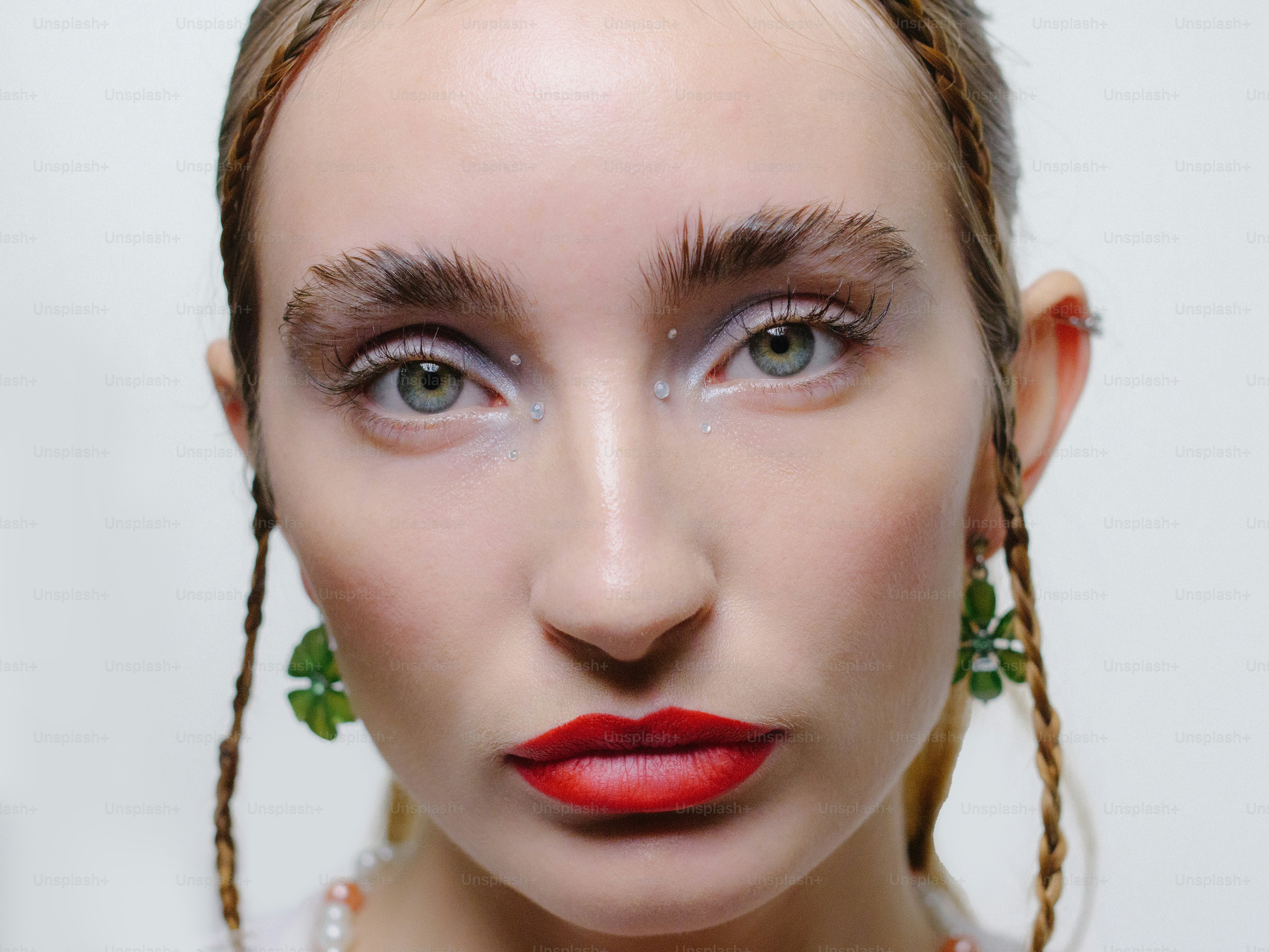 Una persona con lápiz labial rojo