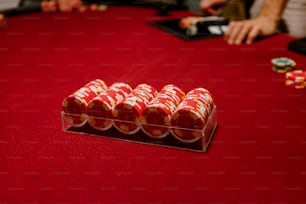 Un grupo de caramelos envueltos en una mesa roja