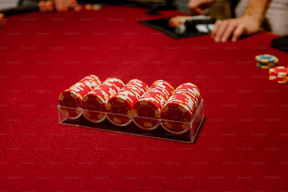 Eine Gruppe eingewickelter Bonbons auf einem roten Tisch