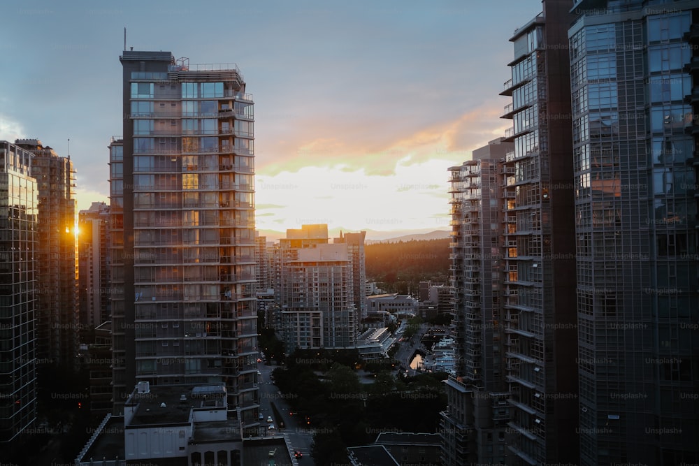 Une ville avec de grands immeubles