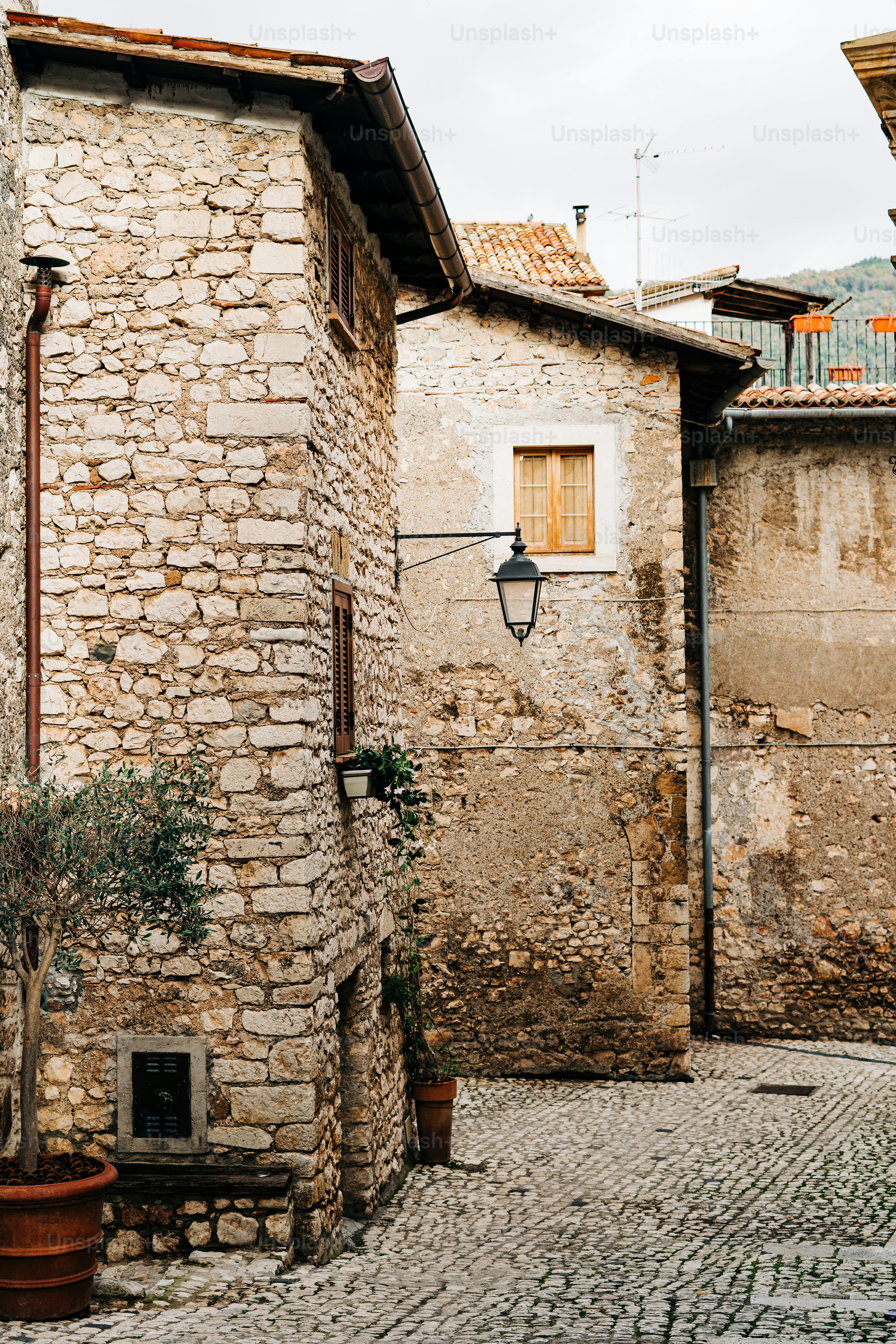 石垣のある石造りの建物