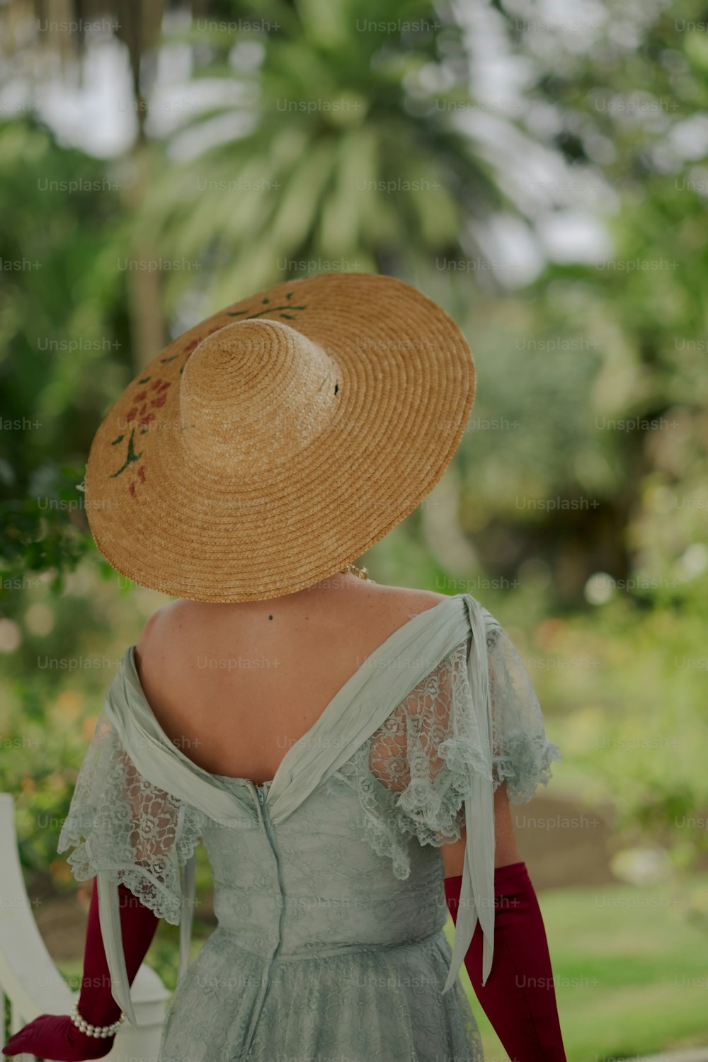 Une femme portant un chapeau