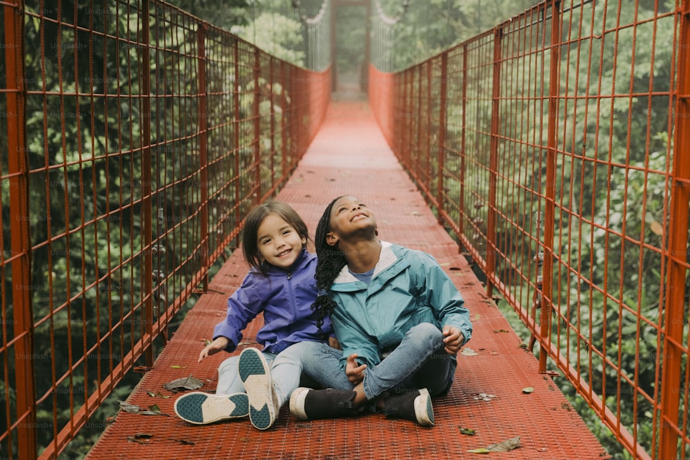 Ein Mann und eine Frau sitzen auf einer roten Brücke