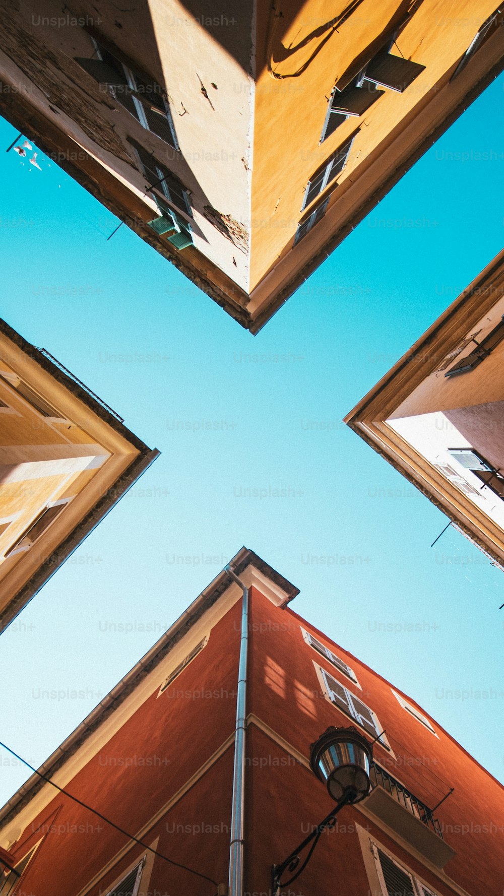 Una vista de ángulo bajo de un edificio