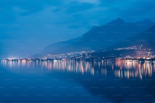 Uno specchio d'acqua con una città sullo sfondo