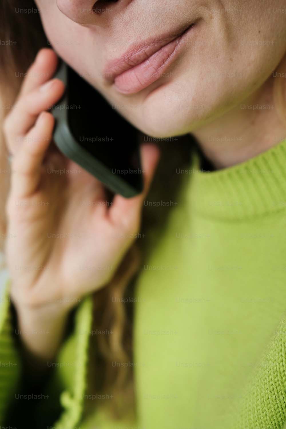 Une femme parlant au téléphone portable