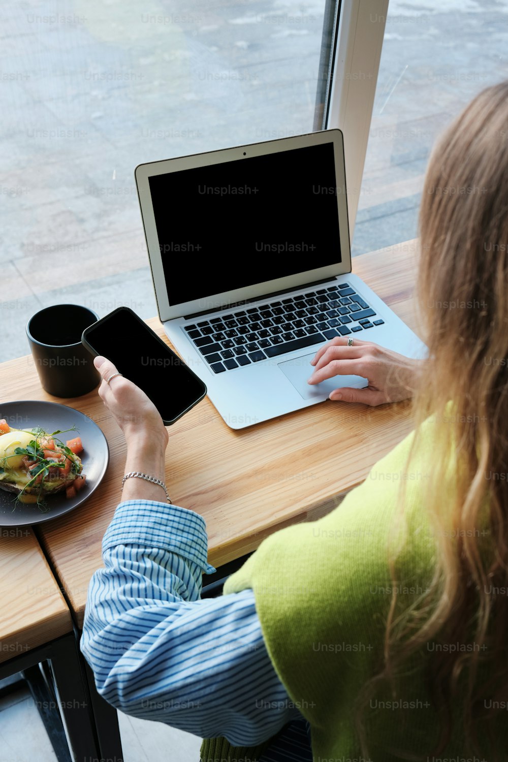 una persona che utilizza un computer portatile