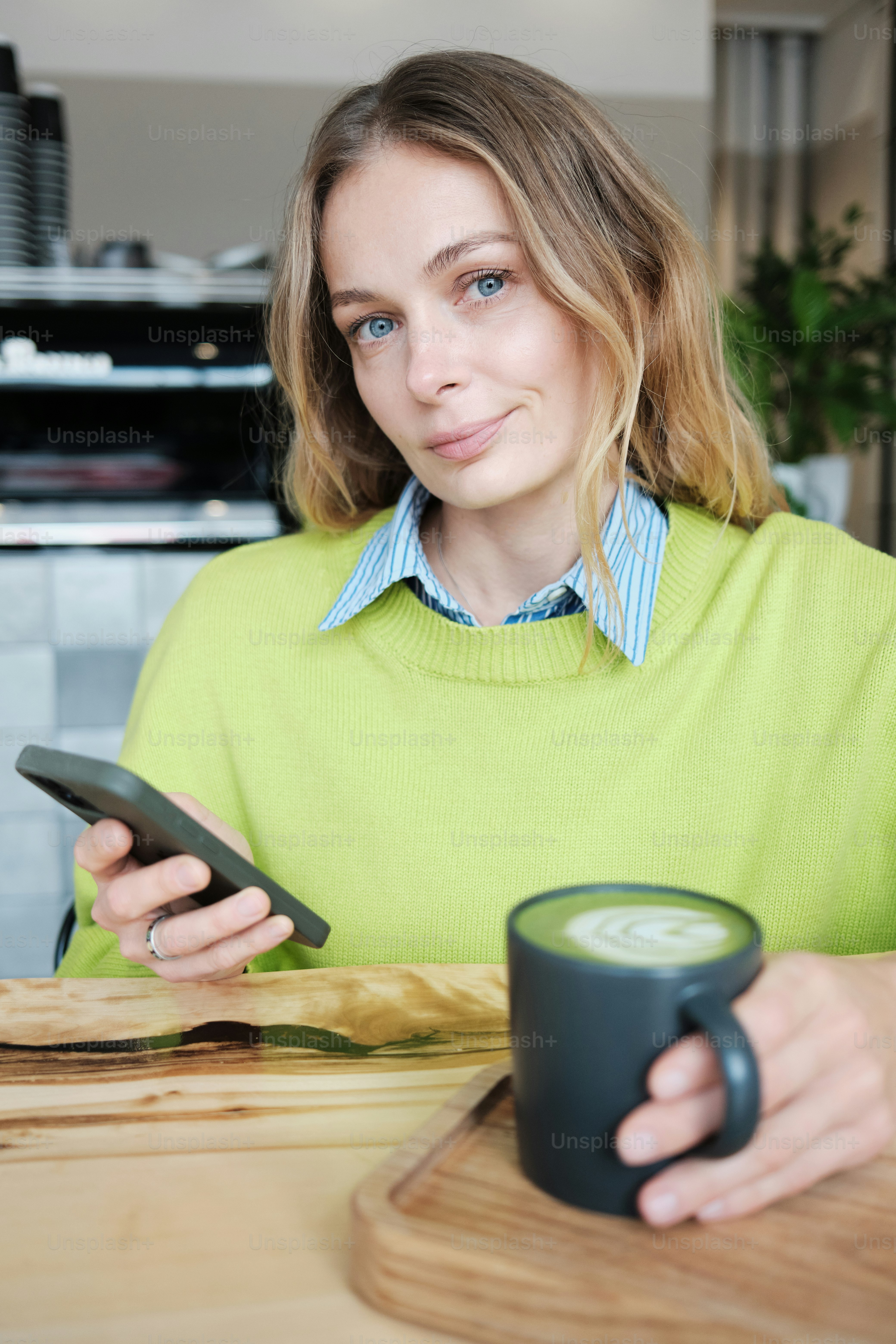 une personne tenant un téléphone
