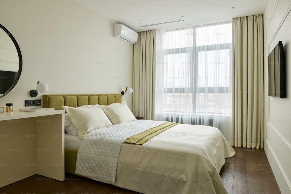 une chambre d’hôtel avec deux lits