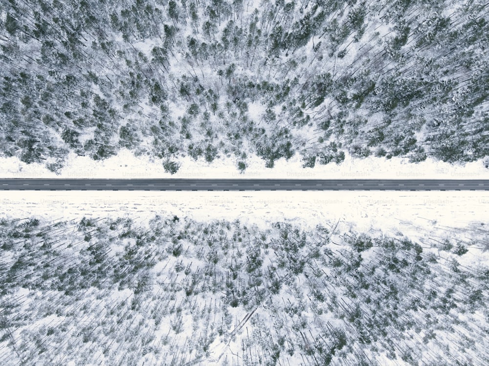 una strada con la neve sul lato