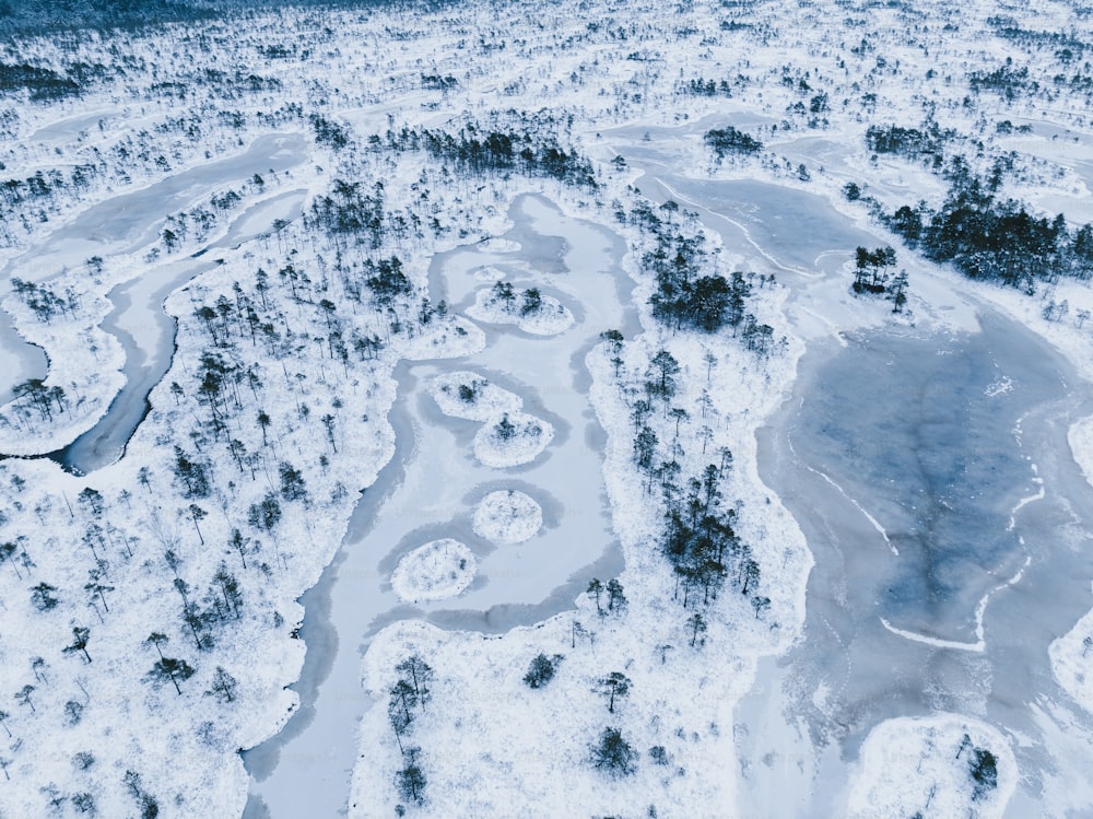 uma estrada coberta de neve
