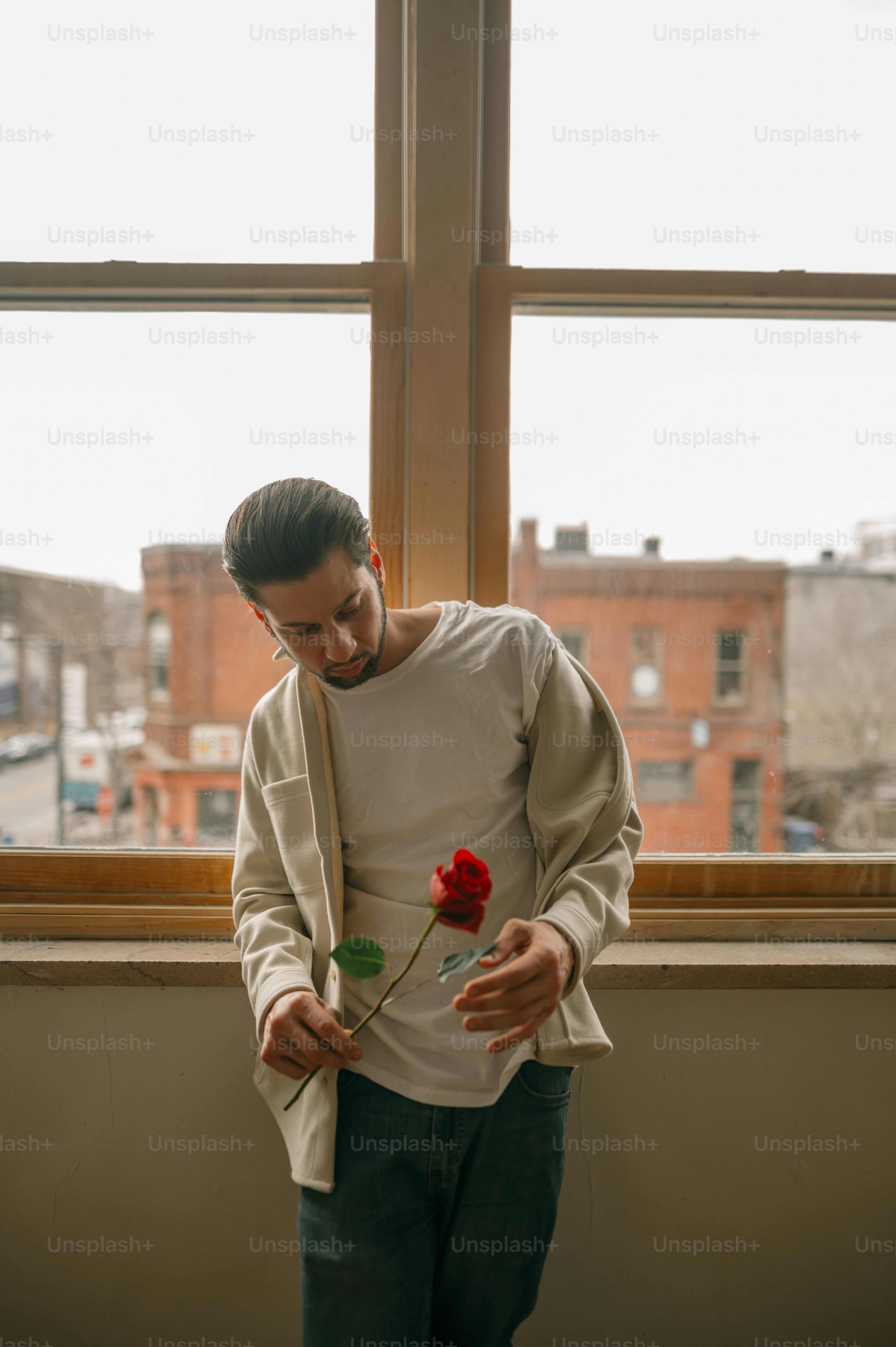 Un uomo che tiene una rosa
