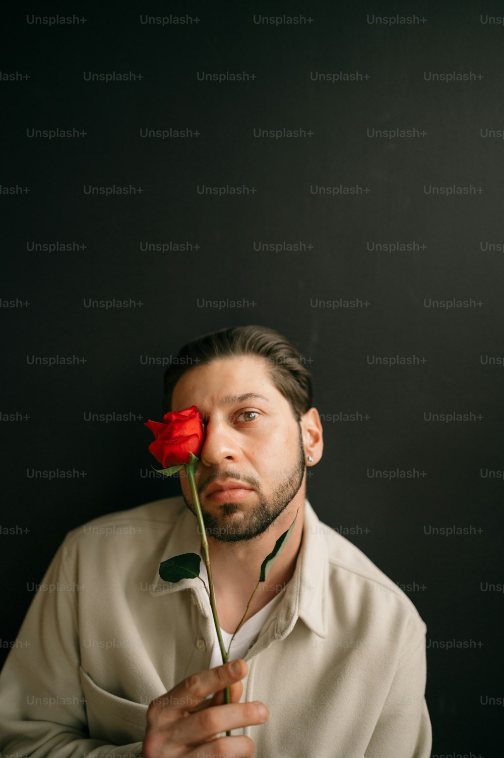 um homem segurando uma rosa