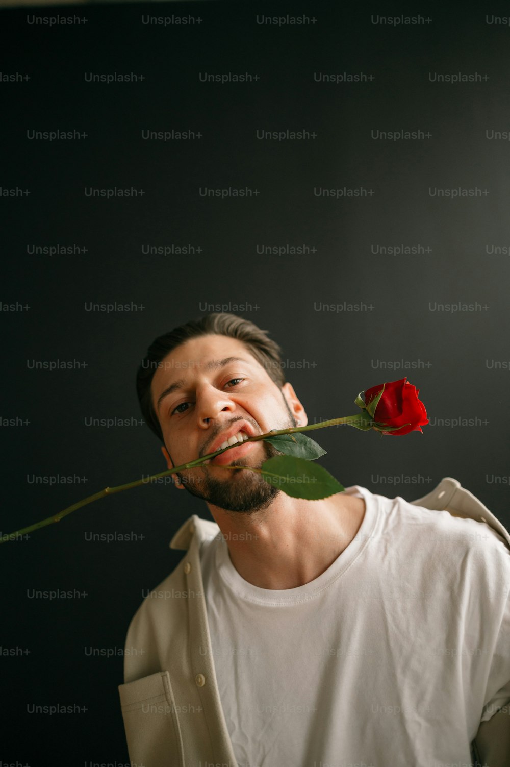 Ein Mann mit einer Rose
