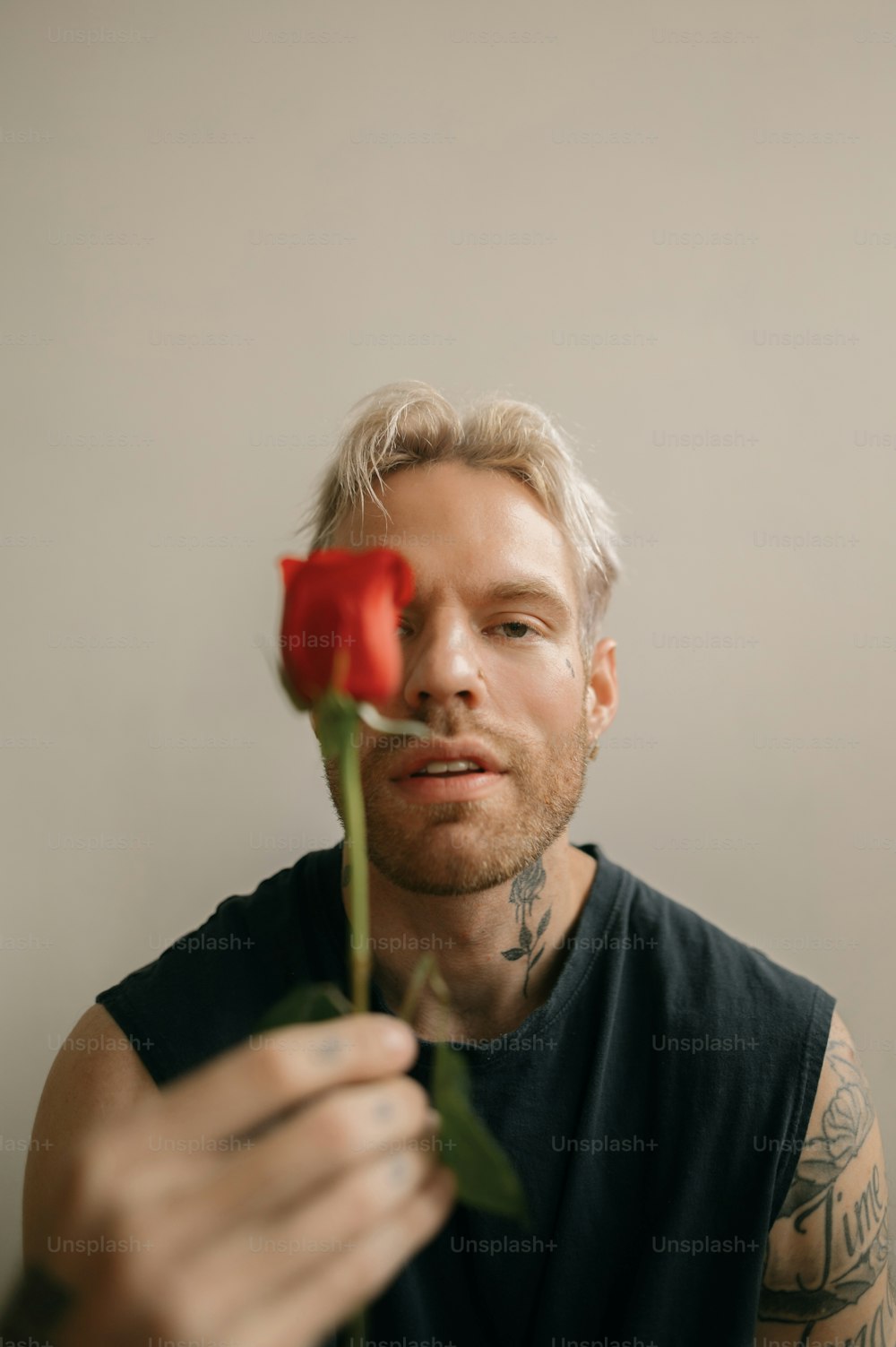 um homem segurando uma rosa