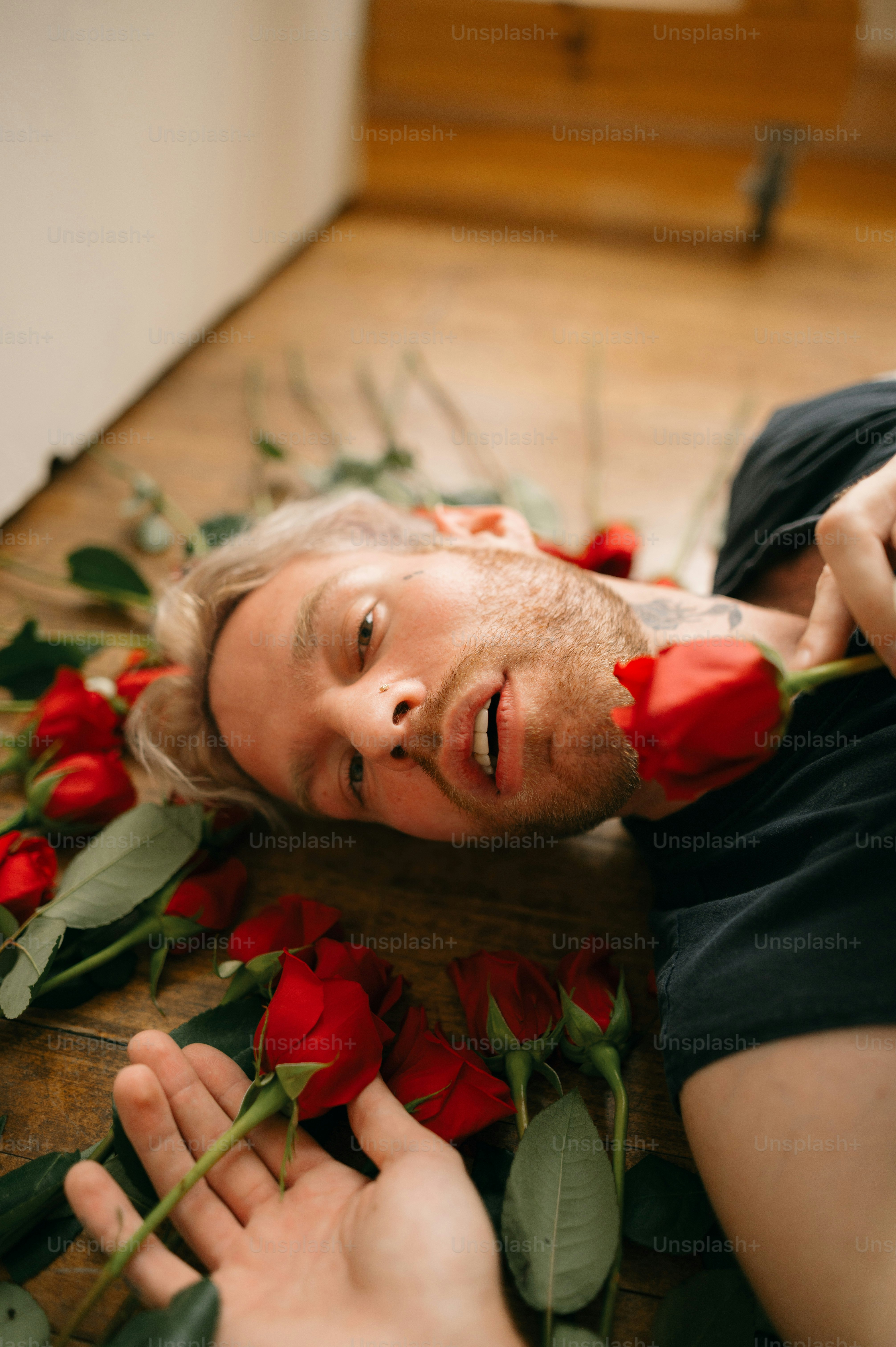A person holding a bouquet of flowers photo – Rose Image on Unsplash