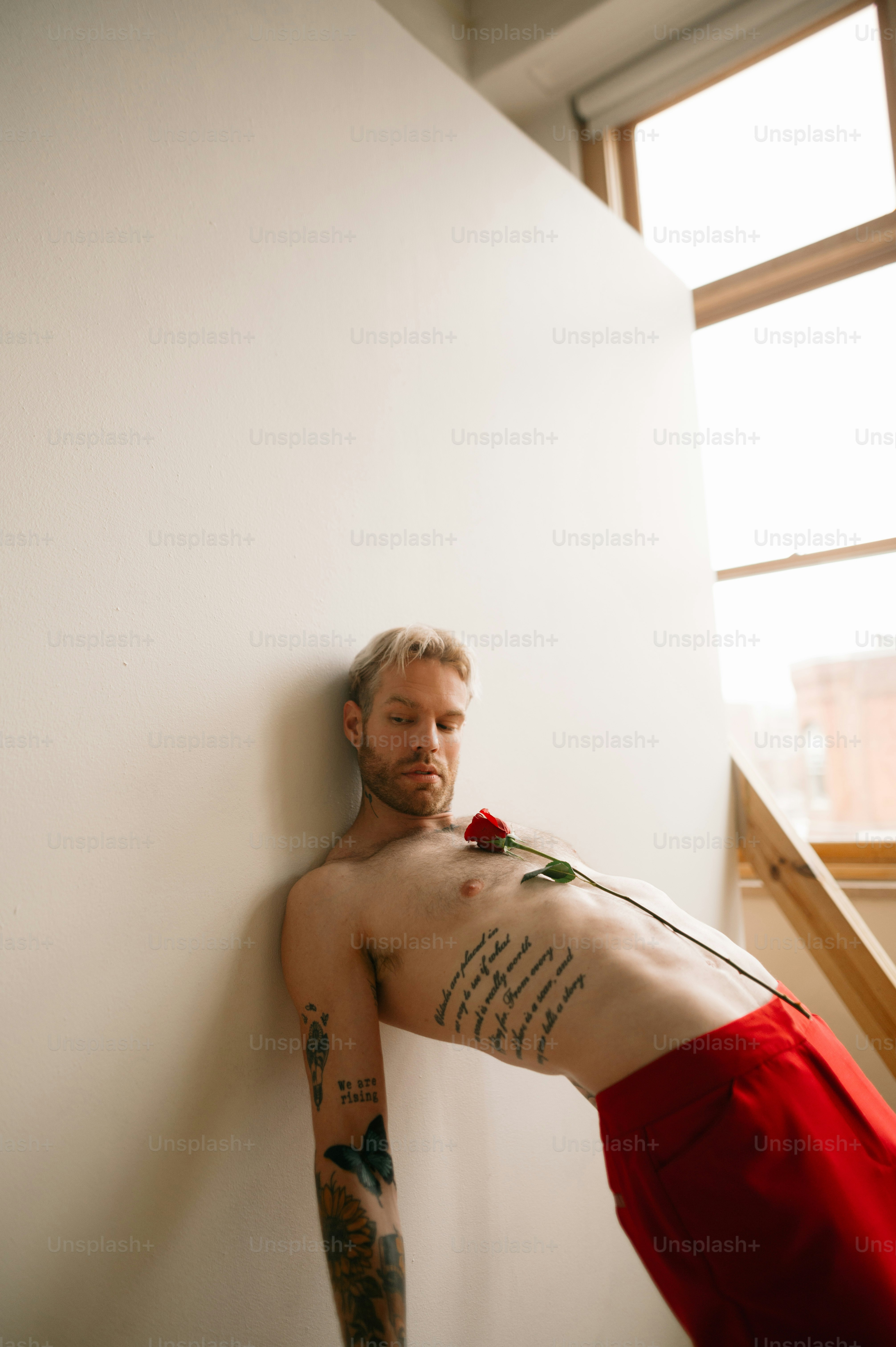 eine Person mit einer Blume auf der Brust