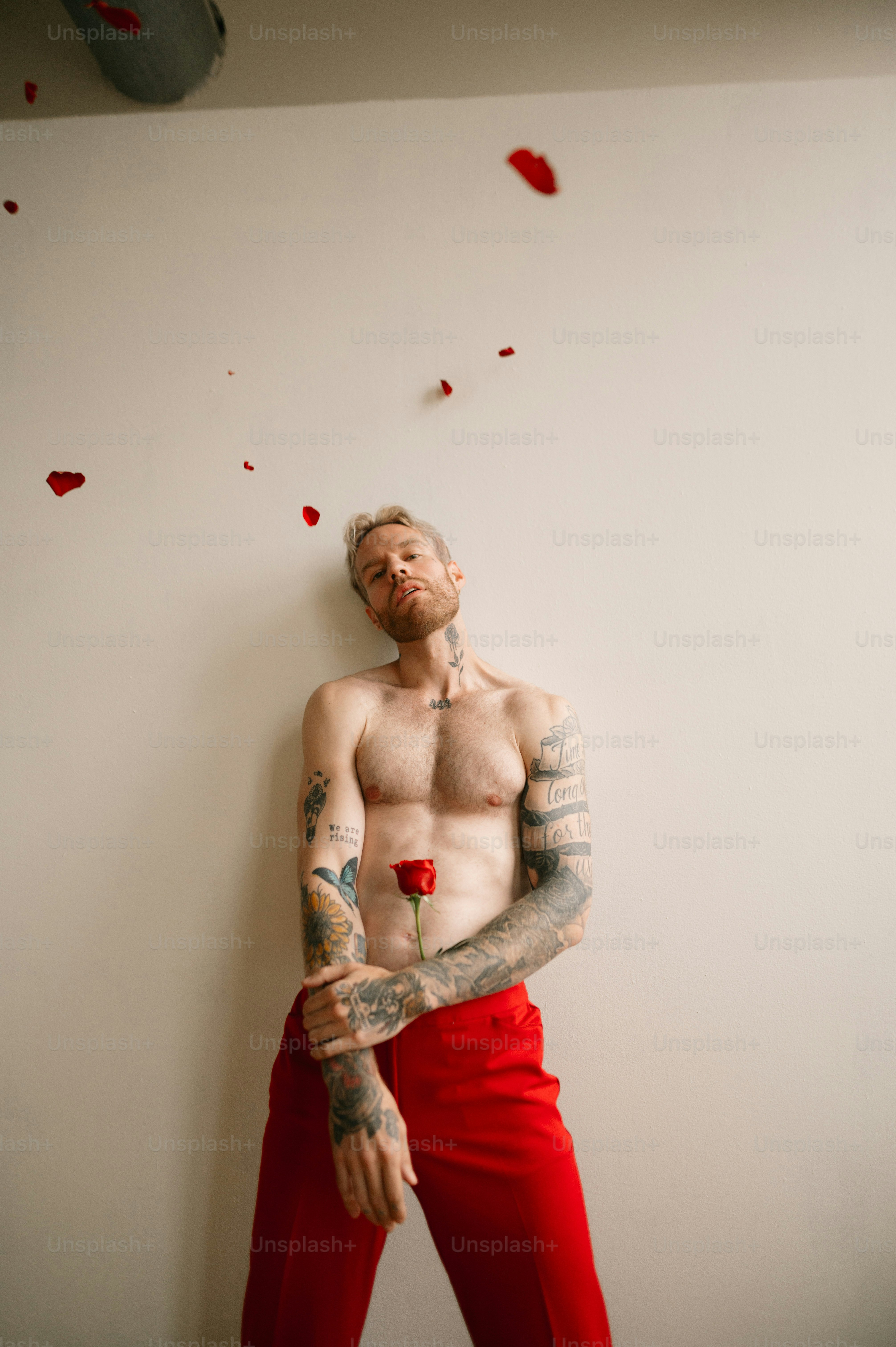 eine Person mit Tattoos