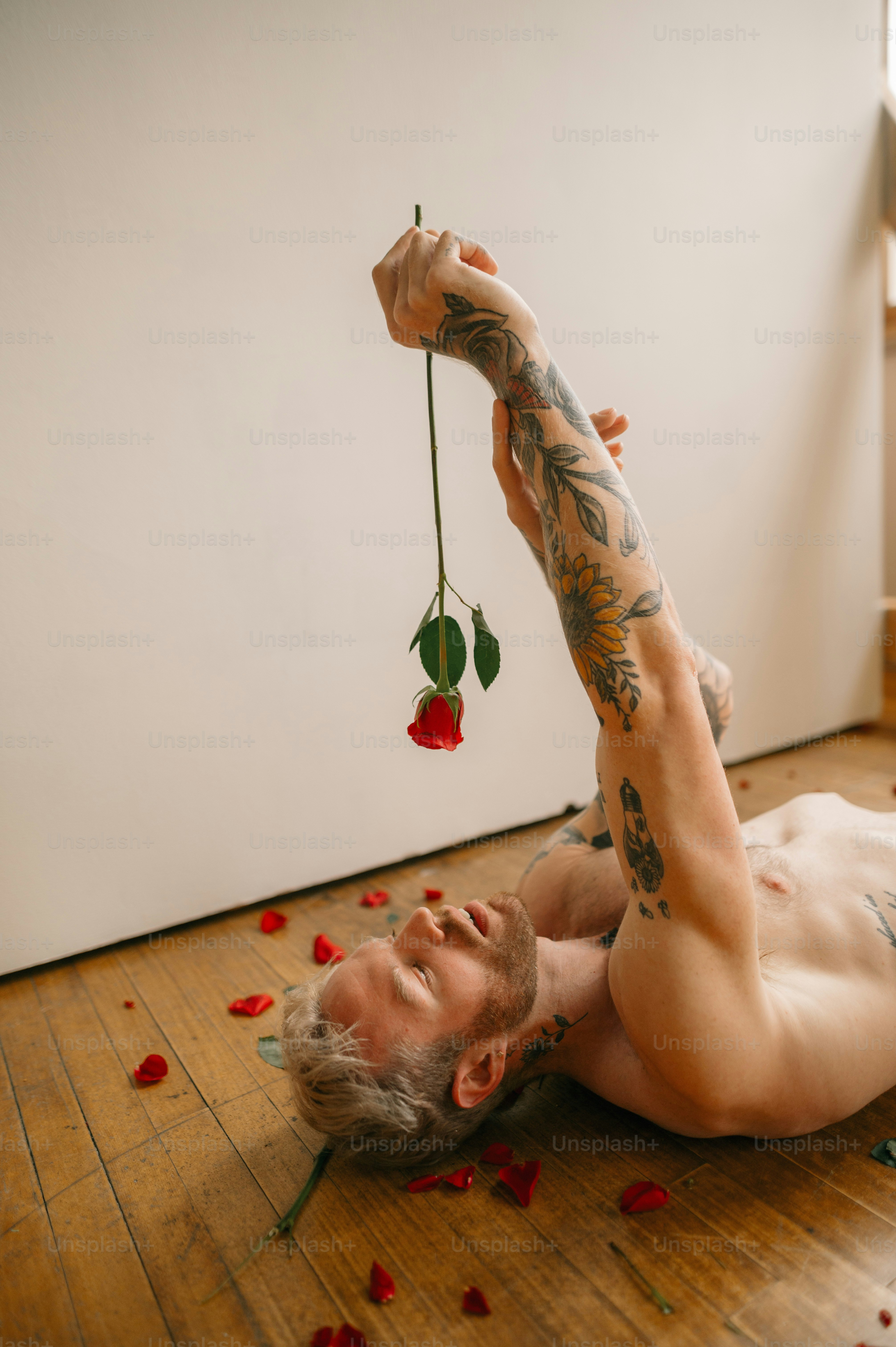 eine Person, die mit der Hand auf dem Kopf auf dem Boden liegt