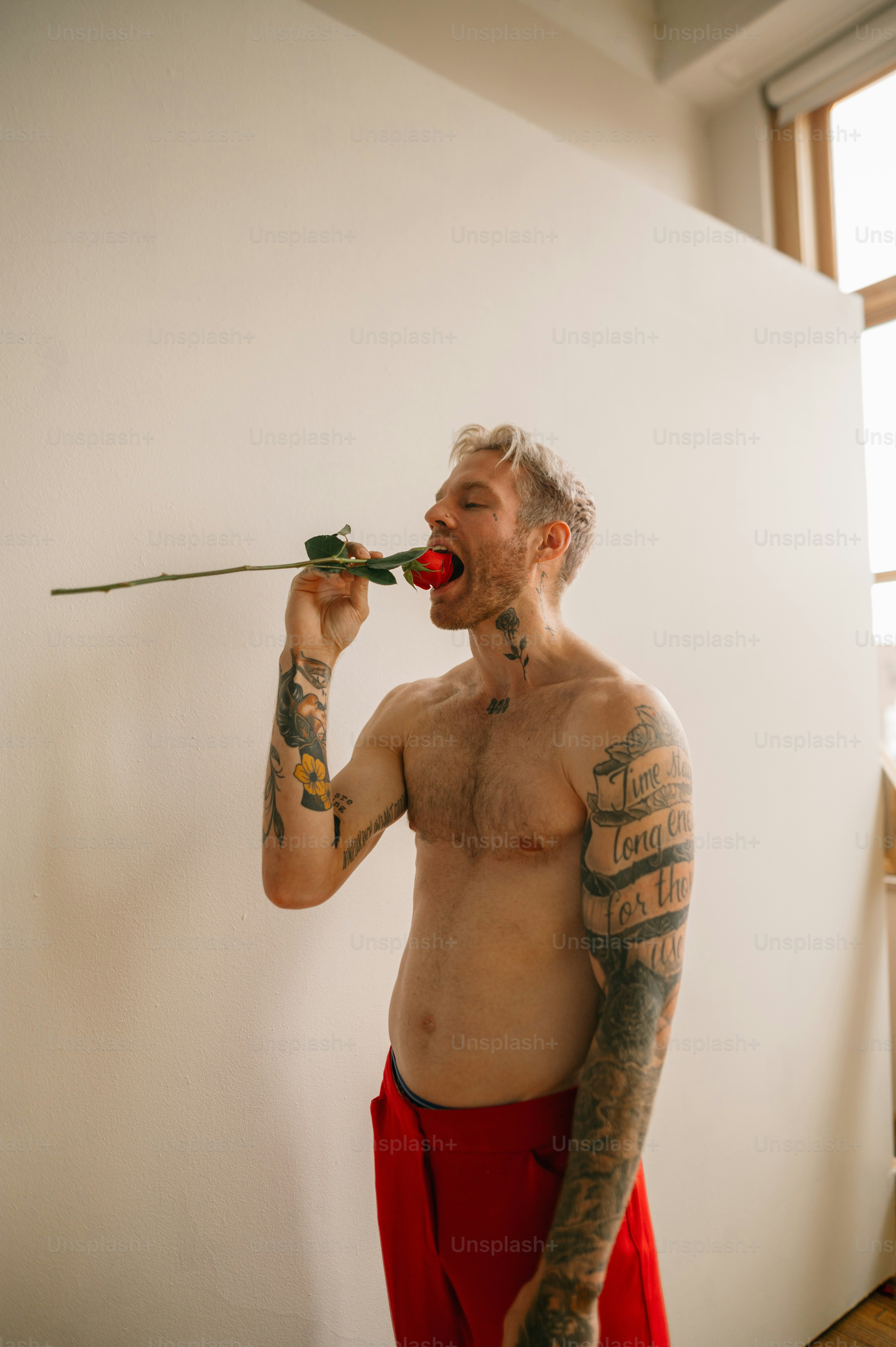 eine Person, die die Zähne putzt