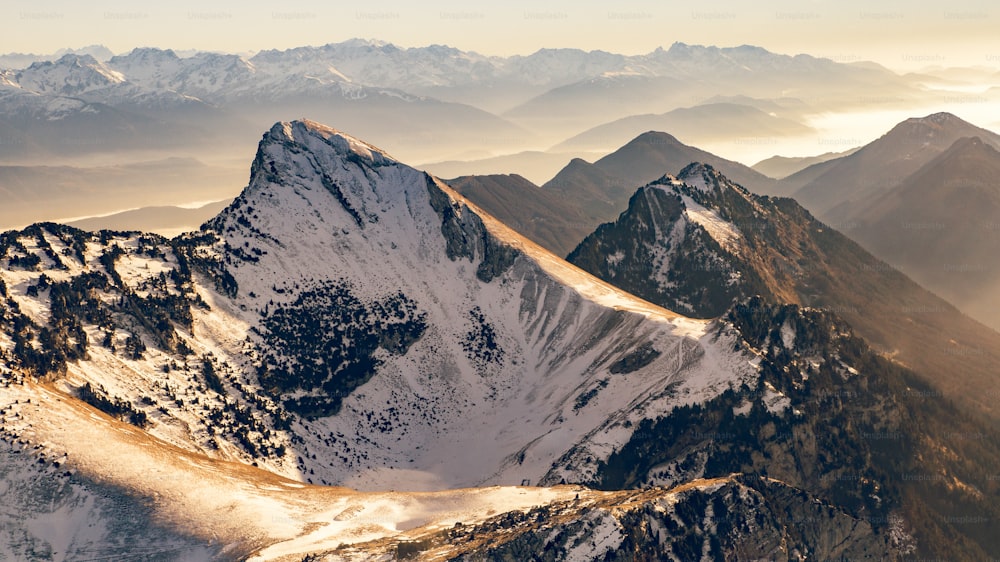 une chaîne de montagnes couverte de neige