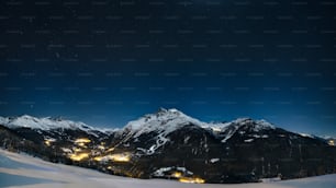 Eine verschneite Bergkette bei Nacht