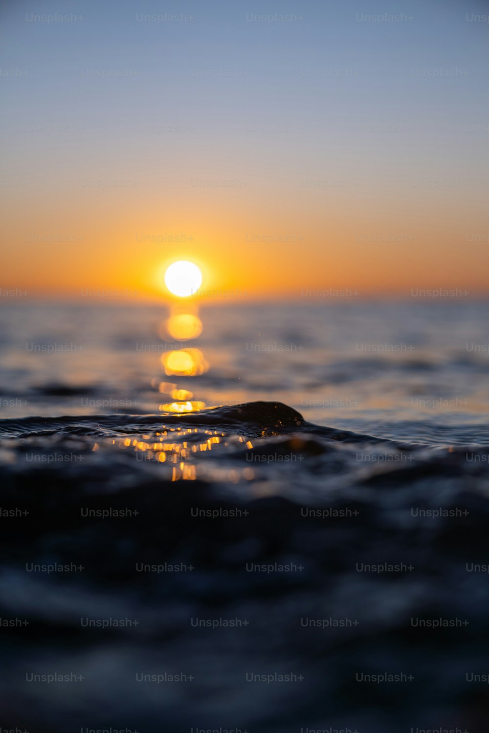 un coucher de soleil sur une plage