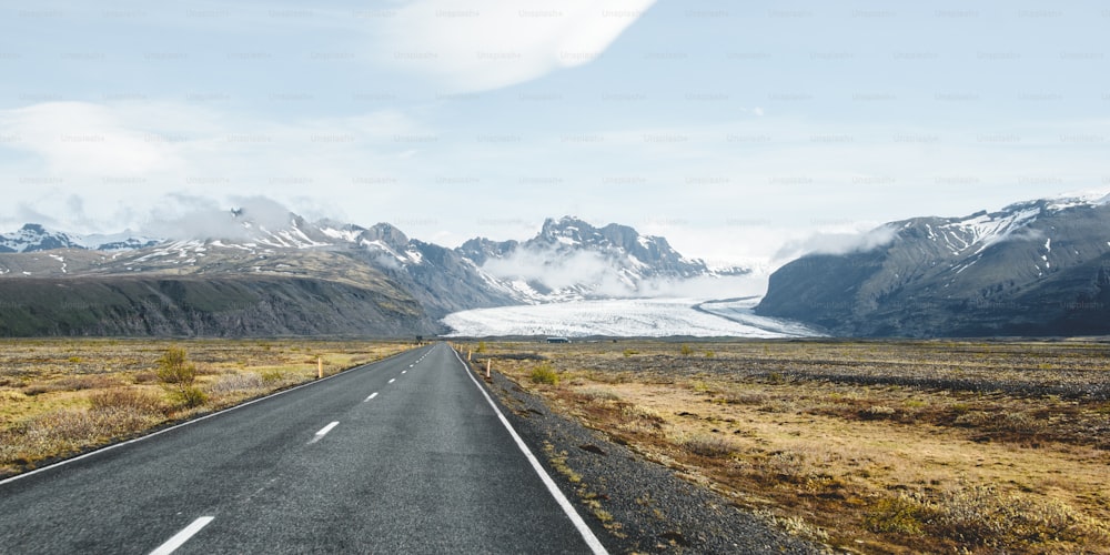 Une route avec de la neige sur le côté