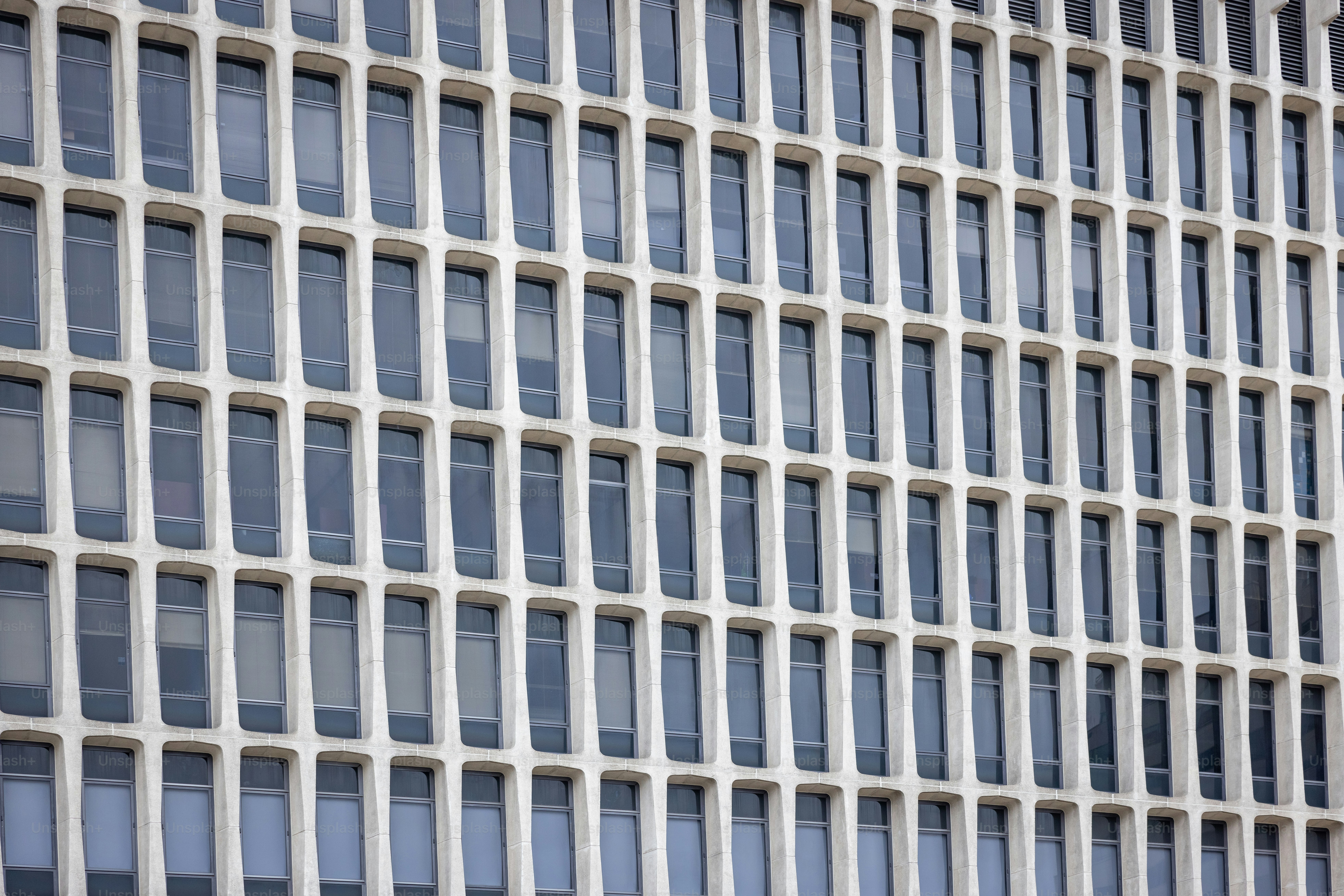 Un bâtiment avec de nombreuses fenêtres