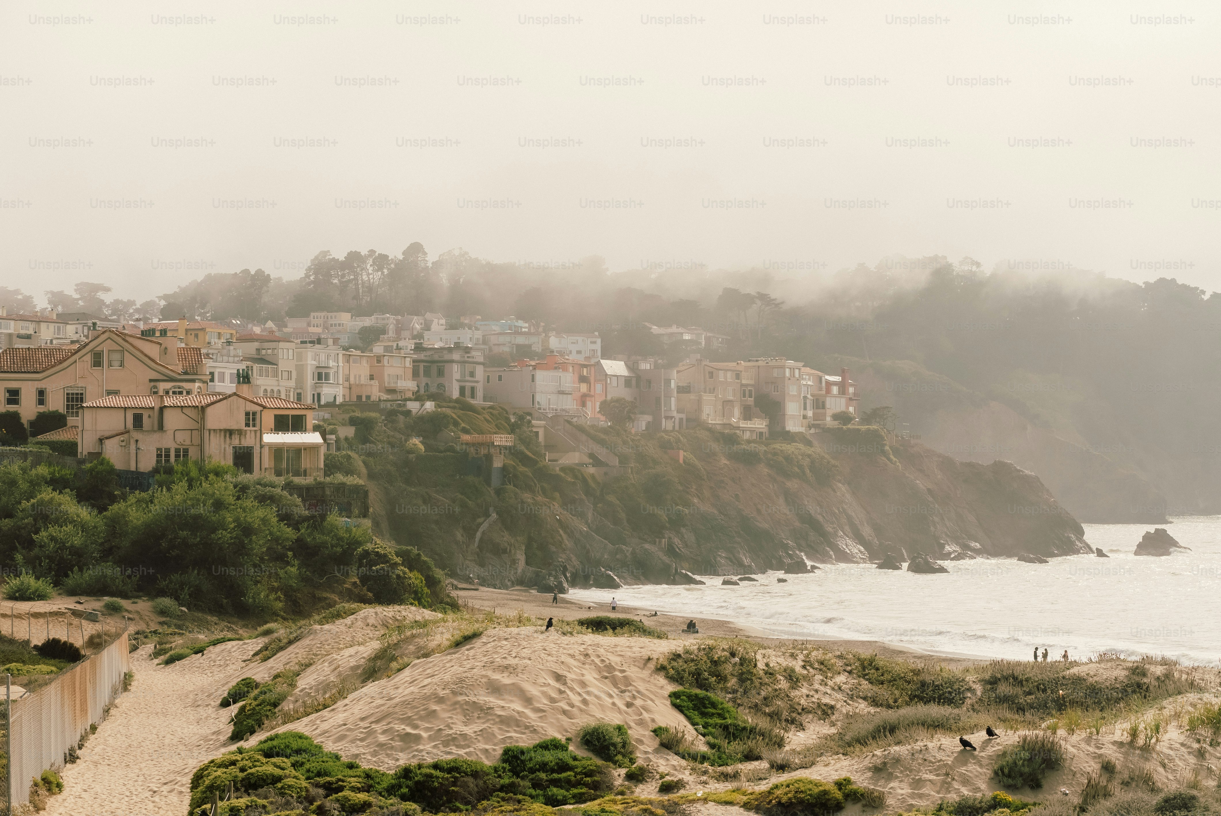 Eine Stadt auf einem Hügel am Wasser
