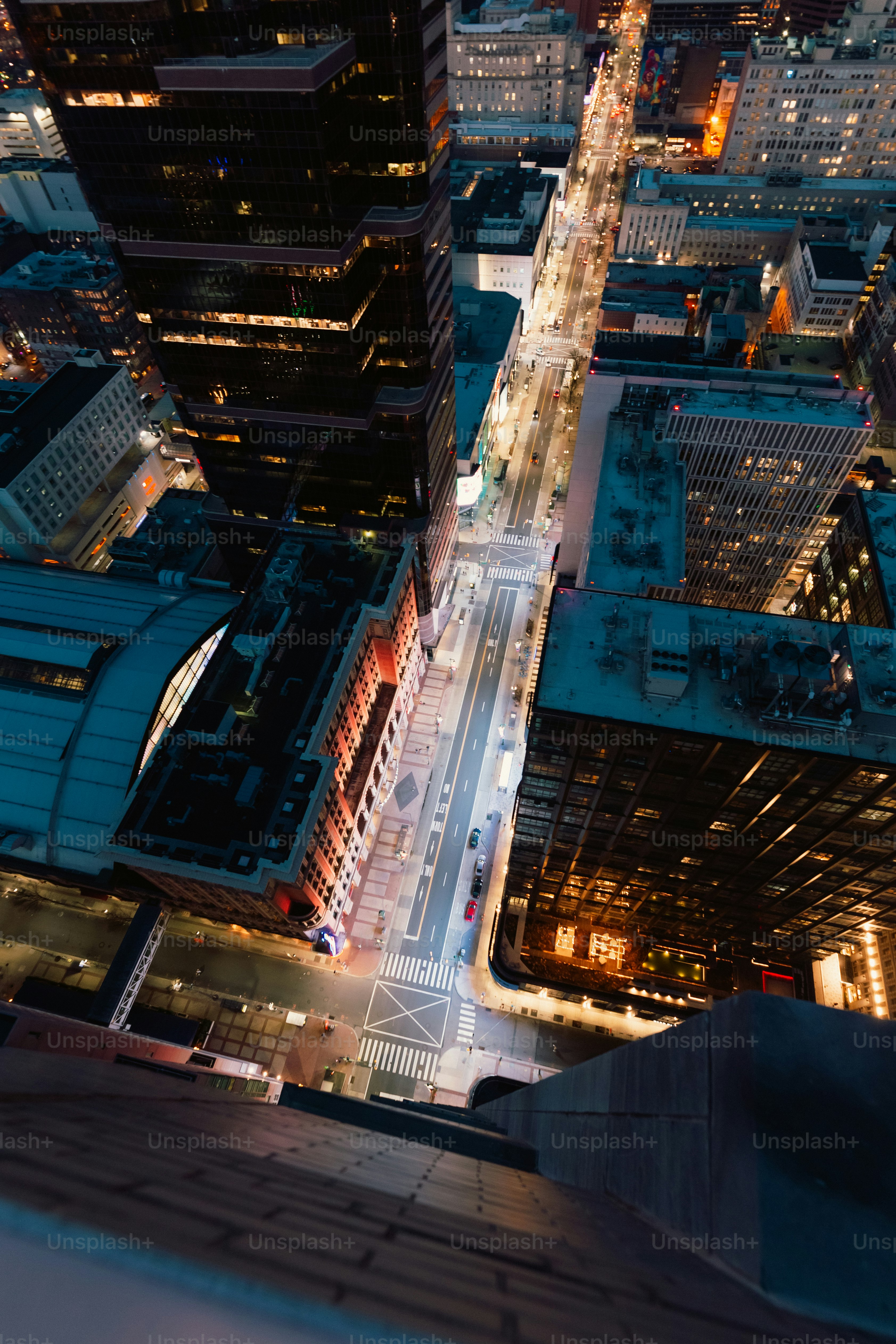 Un grand bâtiment avec une tour