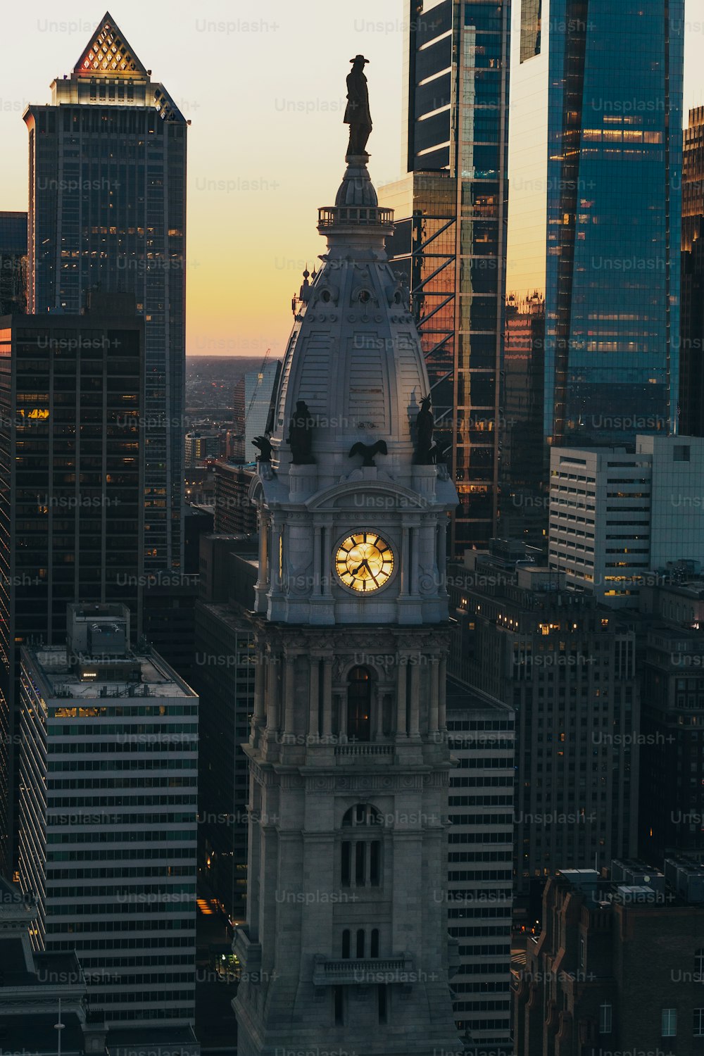Un reloj en una torre en una ciudad