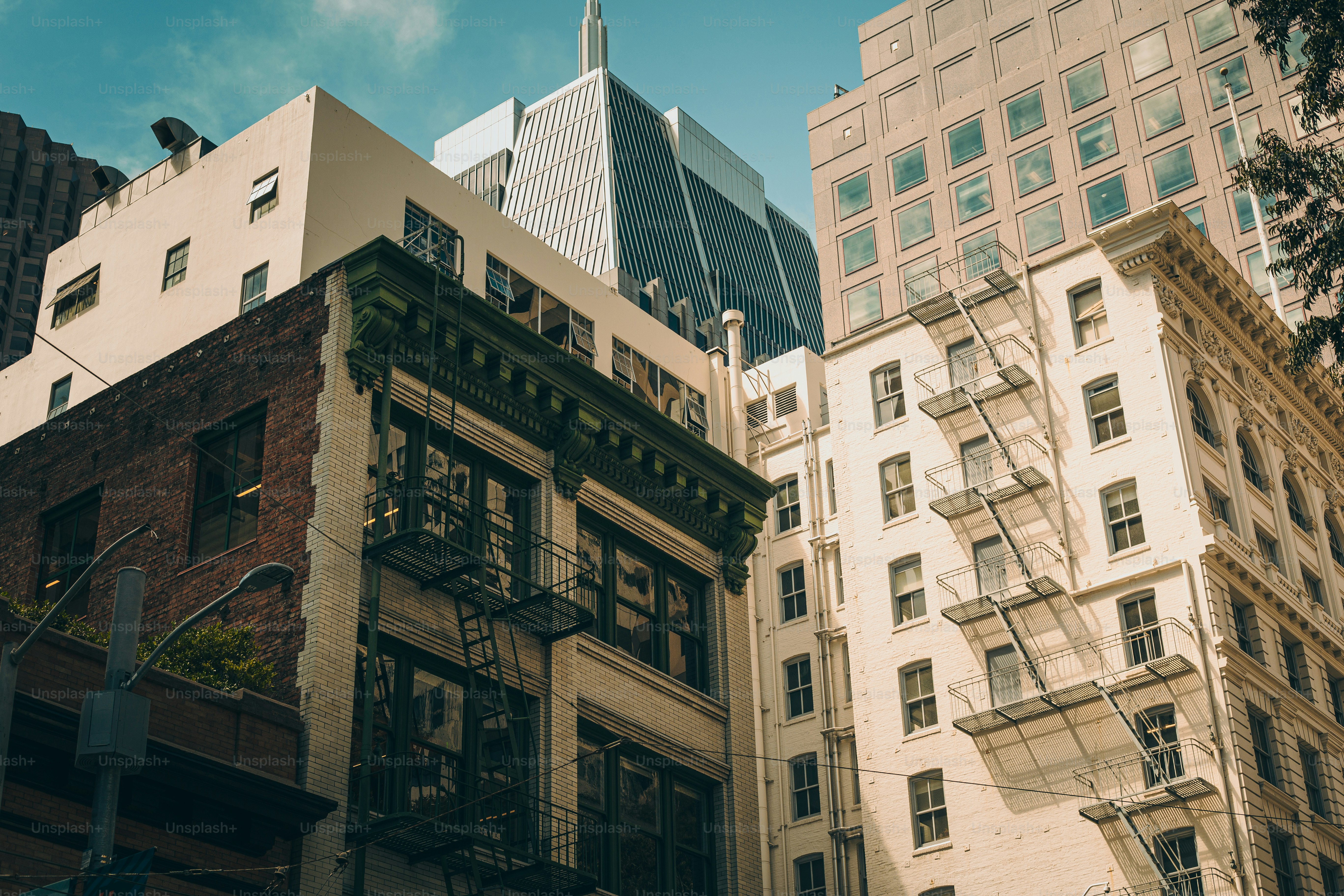 ein Gebäude mit Balkonen und wenigen Etagen