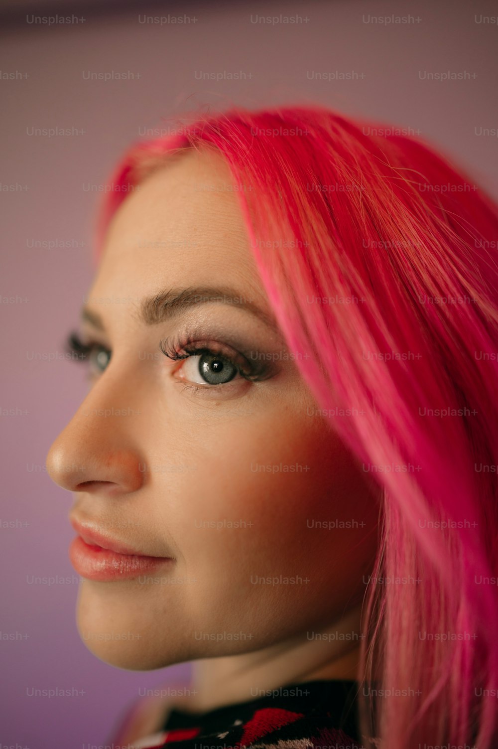 Una mujer con cabello rosado